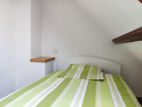 een groen en wit bed in een kamer bij Studio éco près du port in Boulogne-sur-Mer