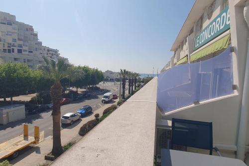 un balcon d'un immeuble avec un parking dans l'établissement Studio de charme en centre-ville, à La Grande Motte