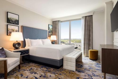 Hilton BNA Nashville Airport Terminal في ناشفيل: غرفه فندقيه بسرير ونافذه