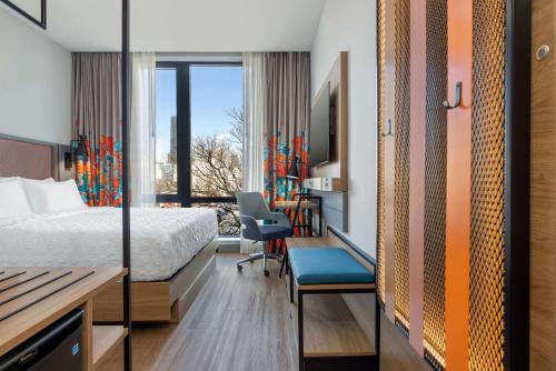 ein Hotelzimmer mit einem Bett und einem Schreibtisch in der Unterkunft Tru By Hilton Brooklyn in Brooklyn