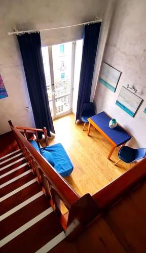 een kamer met een trap en een tafel en stoelen bij Terrazza Bonapace Partenope in Napels