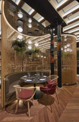 a dining room with a table and chairs and a wall of bamboo at wellness at Don Borrello in Bolton