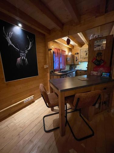 une salle à manger avec une table et des chaises dans une cabine dans l'établissement Chalet Station Puyvalador, à Puyvalador