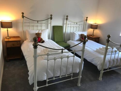 Tempat tidur dalam kamar di Beckside Gorgeous village home