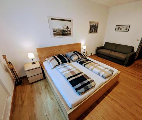 sypialnia z dużym łóżkiem i kanapą w obiekcie Wohnung im Zentrum von Graz w Grazu