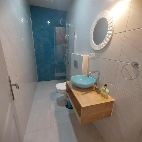 La salle de bains est pourvue d'un lavabo, de toilettes et d'un miroir. dans l'établissement Nilüfer SPA HOTEL, à Nilüfer