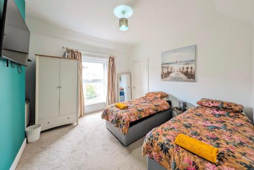 a bedroom with two beds and a window at Town Centre House for 6 Guests in Bournemouth