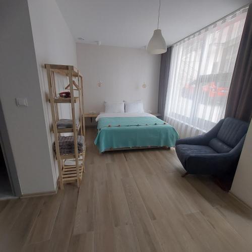 - une chambre avec un lit, une chaise et une échelle dans l'établissement Nilüfer SPA HOTEL, à Nilüfer