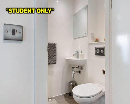 uma casa de banho branca com um WC e um lavatório em Student Only Zeni Ensuite Rooms, Colchester em Colchester