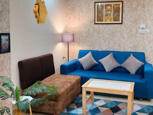 Uma área de estar em Blue Heart Home~1BHK Luxury & Cosy Flat in Tapovan