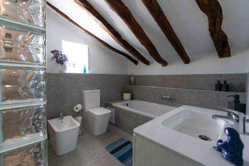 e bagno con vasca, servizi igienici e lavandino. di Self-catering apartment with pool & hot tub in Oria a Oria
