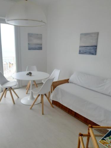 Posteľ alebo postele v izbe v ubytovaní Spectacular sea view - 3 minutes walk from the sea