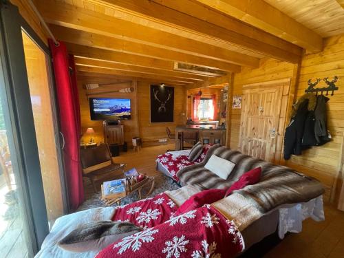 un salon avec un canapé et une télévision dans l'établissement Chalet Station Puyvalador, à Puyvalador