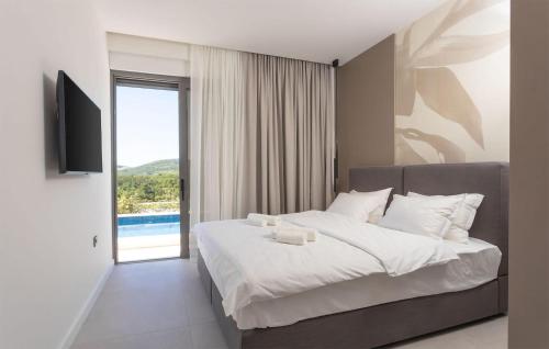 um quarto com uma cama grande e uma janela grande em Gorgeous Home In Bilice With Wifi em Bilice