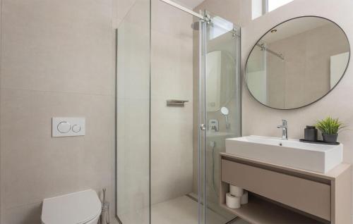 y baño con ducha, lavabo y espejo. en Gorgeous Home In Bilice With Wifi en Bilice