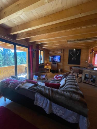 1 dormitorio con 1 cama grande en una cabaña en Chalet Station Puyvalador en Puyvalador