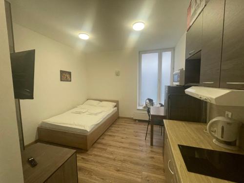 Kleines Zimmer mit einem Bett und einer Küche in der Unterkunft Apartamenty 3 Kraków Podgórze in Krakau