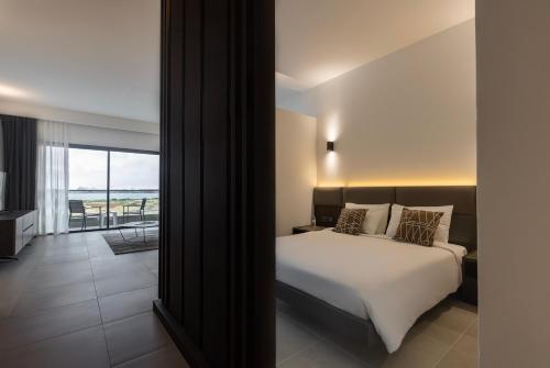 Llit o llits en una habitació de La Scala AppartHotel Abidjan