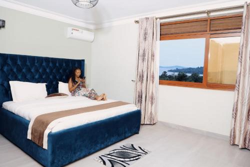 Ένα ή περισσότερα κρεβάτια σε δωμάτιο στο Munyonyo Heights Apartments