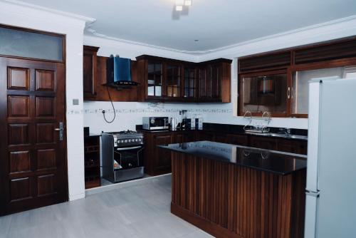 Η κουζίνα ή μικρή κουζίνα στο Munyonyo Heights Apartments