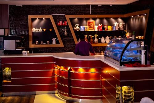 Setustofa eða bar á أهلين أثنين للشقق المخدومة