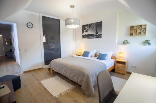 Voodi või voodid majutusasutuse Fonyód City Apartman toas