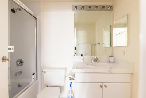 ein Badezimmer mit einem WC, einem Waschbecken und einem Spiegel in der Unterkunft South Beach 1br w sauna pool near stadium SFO-1662 in San Francisco
