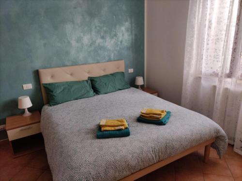 una camera da letto con un letto con due asciugamani sopra di Appartamento a Colle Val d'Elsa a Colle Val D'Elsa