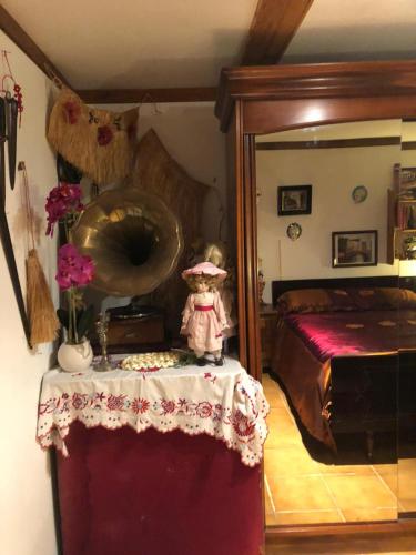 - une chambre avec un lit et une table avec un miroir dans l'établissement Yufan, à La Ville-du-Bois