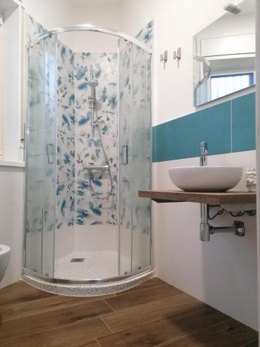 een badkamer met een douche en een wastafel bij Casa d'Arte 1 in Gravina di Catania