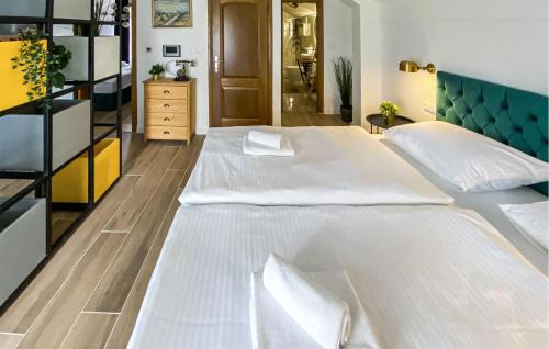 1 cama blanca grande en una habitación en 2 Bedroom Gorgeous Home In Mirkovci, en Vinkovci