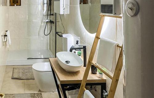 y baño con lavabo, aseo y bañera. en 2 Bedroom Gorgeous Home In Mirkovci, en Vinkovci