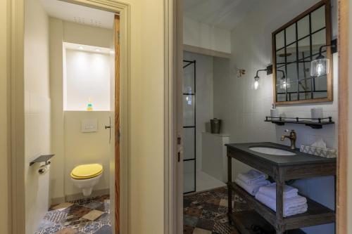 a bathroom with a sink and a toilet at Le Lys Dort Sarlat in Sarlat-la-Canéda