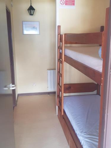 a room with two bunk beds and a hallway at Appartement Val Soleil à 250 m des pistes in Gourette