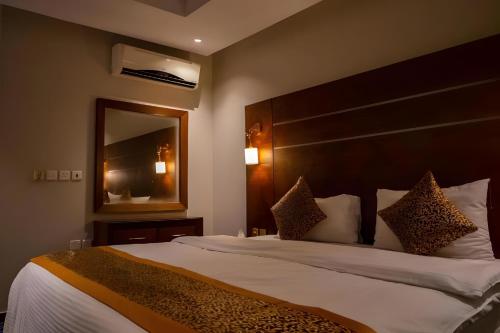 Кровать или кровати в номере Ahlin Suites