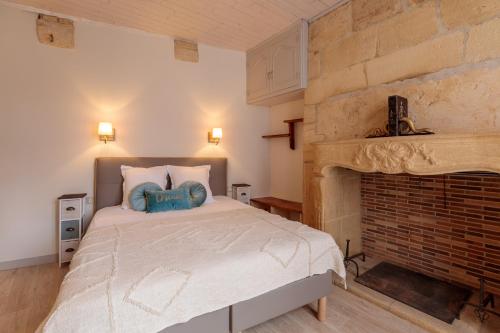 Una cama o camas en una habitación de Le Lys Dort Sarlat