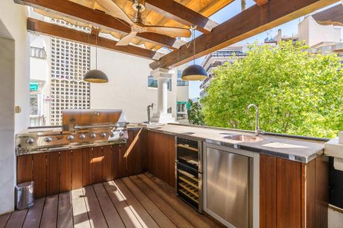 uma cozinha exterior com um lavatório e um fogão em Duplex Marbella Concordia Close To Beach em Marbella