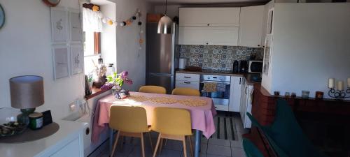 Gallery image of Domek z widokiem na jezioro Rożnowskie in Białowoda