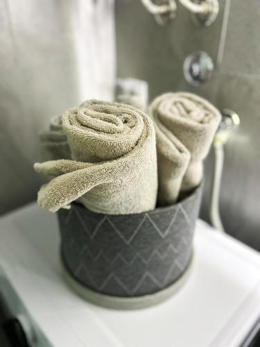 a bucket of towels sitting on top of a counter at Apartman Spaß in Šabac