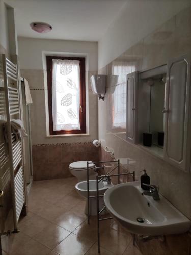 a bathroom with a sink and a toilet and a window at Appartamento a Colle Val d'Elsa in Colle di Val d'Elsa