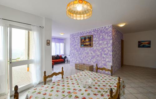 - une chambre avec un lit et un salon dans l'établissement 3 Bedroom Amazing Apartment In Imperia, à Imperia