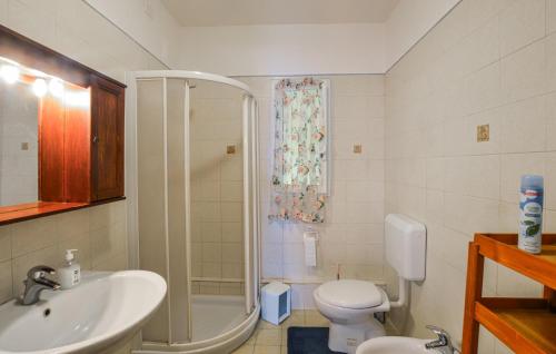 La salle de bains est pourvue d'une douche, d'un lavabo et de toilettes. dans l'établissement 3 Bedroom Amazing Apartment In Imperia, à Imperia