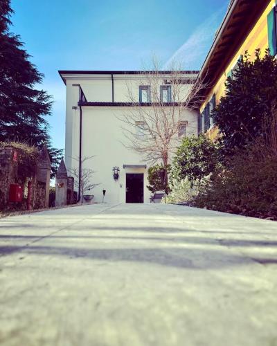 CanevaにあるHotel Villa Ca Damianiの大きな白い建物