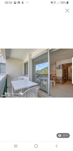 - un salon avec une table et des chaises dans l'établissement Appartement Val Soleil à 250 m des pistes, à Gourette