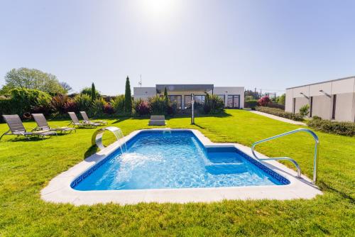 - une piscine dans la cour d'une maison dans l'établissement Hotel A Curuxa Wellness, à Arzúa