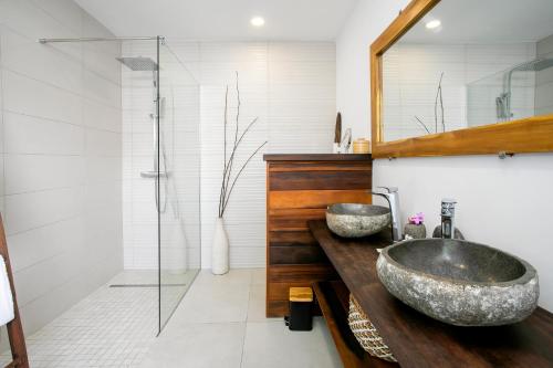een badkamer met 2 wastafels en een douche bij VILLA BE in Cul de Sac