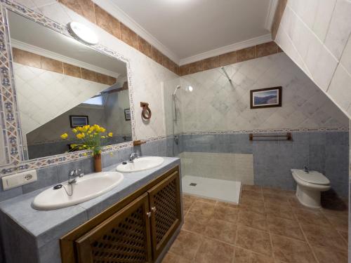 トロクスにあるVilla Vistasのバスルーム(洗面台、トイレ、鏡付)