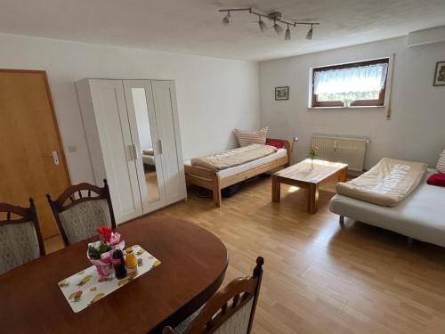 un soggiorno con un tavolo e un divano di Göttinger Betten a Gottinga