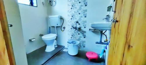łazienka z toaletą i umywalką w obiekcie TULSI VILLA- The Holiday Home w mieście Nashik
