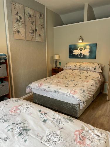 sypialnia z 2 łóżkami w pokoju w obiekcie The New Inn w mieście Cinderford